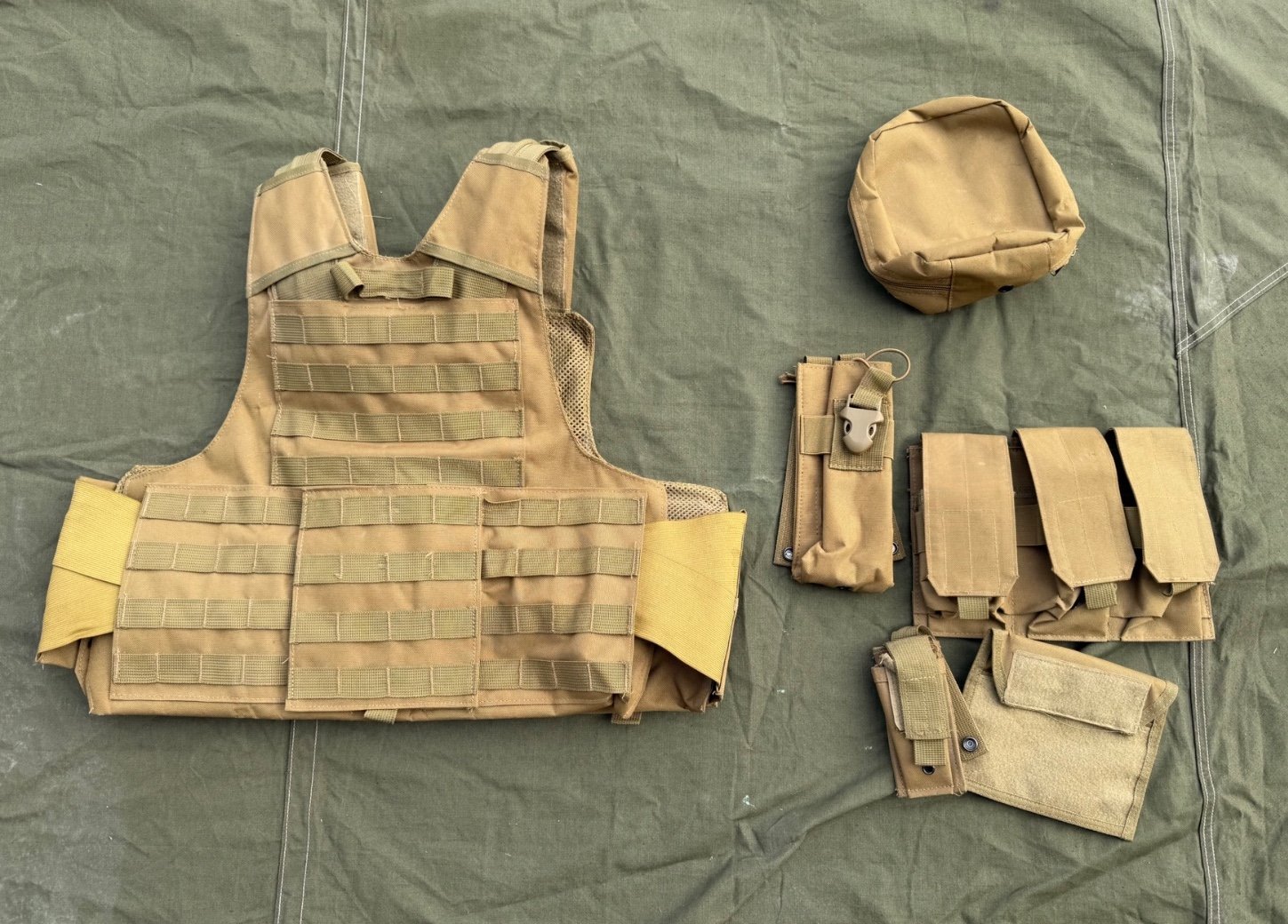 Plattenträger mit umfangreicher Taschenausstattung Molle Webbing – Bild 3
