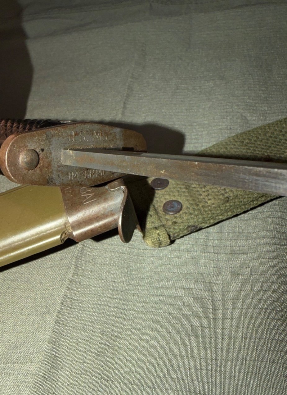 Zum Verkauf steht ein US Army M5 Bajonett des Herstellers Imperial, komplett mit einer M8A1 Bajonett – Bild 3