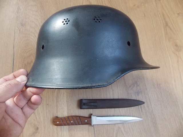 Stahlhelm mit Grabendolch – Bild 2