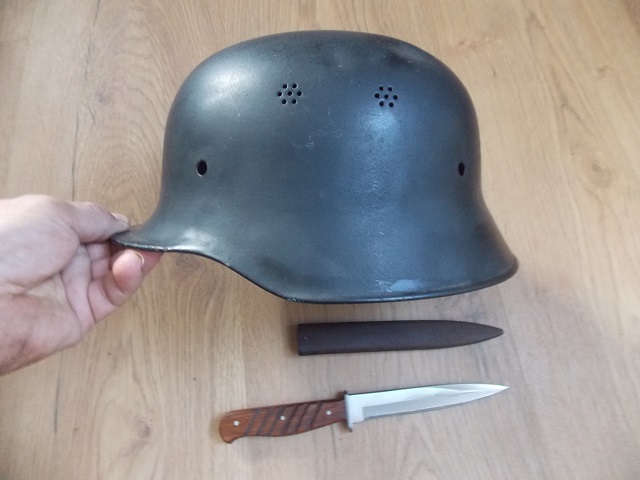 Stahlhelm mit Grabendolch – Bild 1