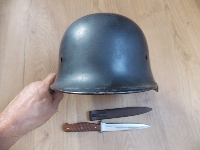 Stahlhelm mit Grabendolch – Bild 3