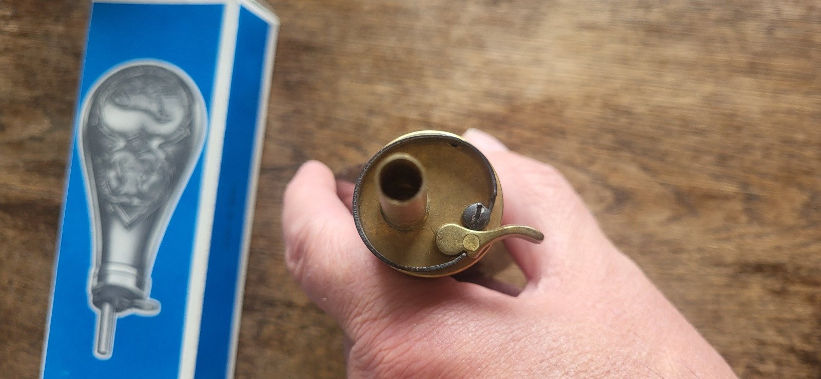 italienische Pulverflasche für Vorderlader / Pulverfüller / Jagdmotiv mit Schachtel – Bild 3