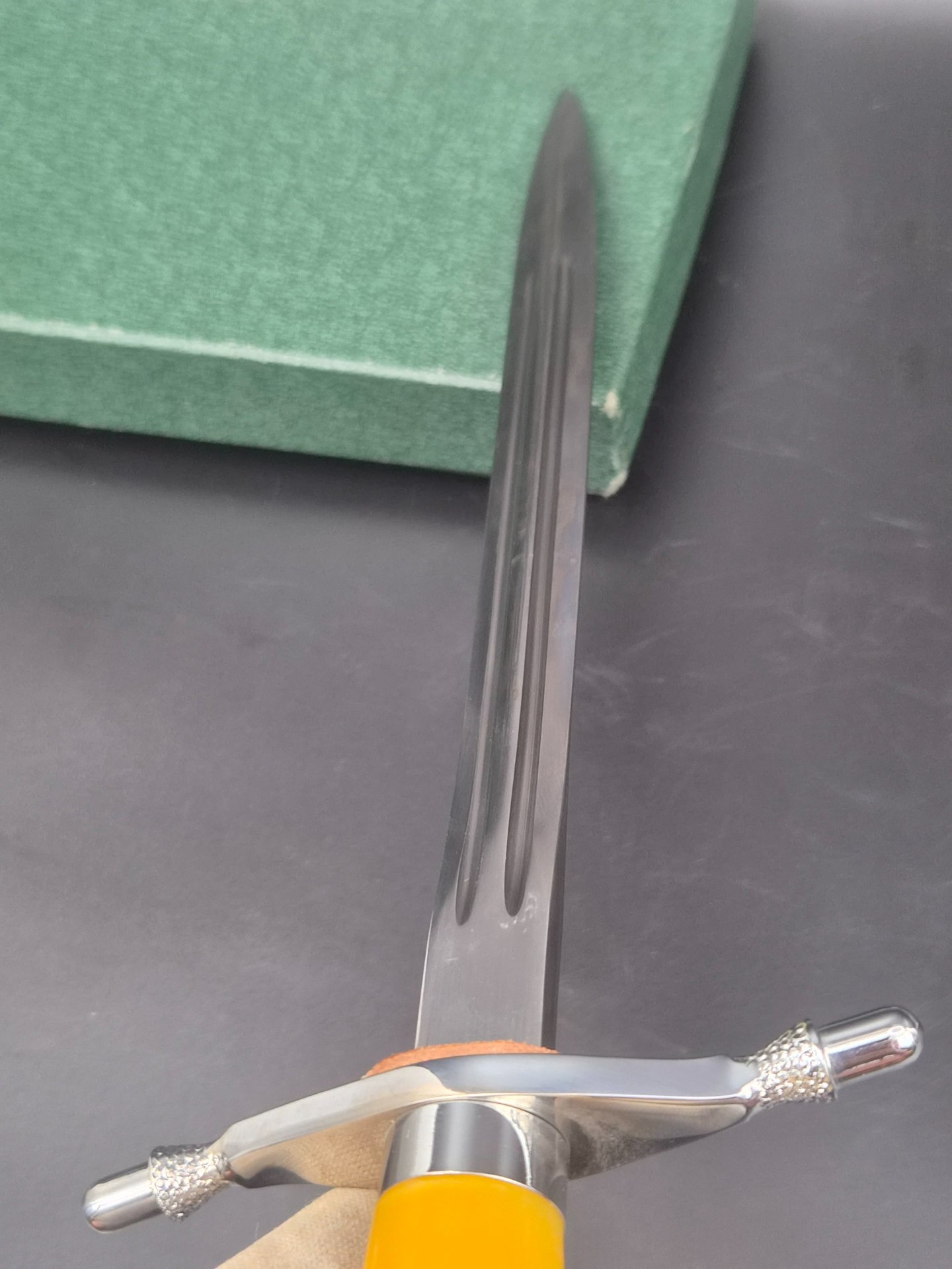 NVA Ehrendolch für Offiziere #04226, NVA Dolch LA / LU mit Gehänge, Hänger und Schachtel – Bild 6