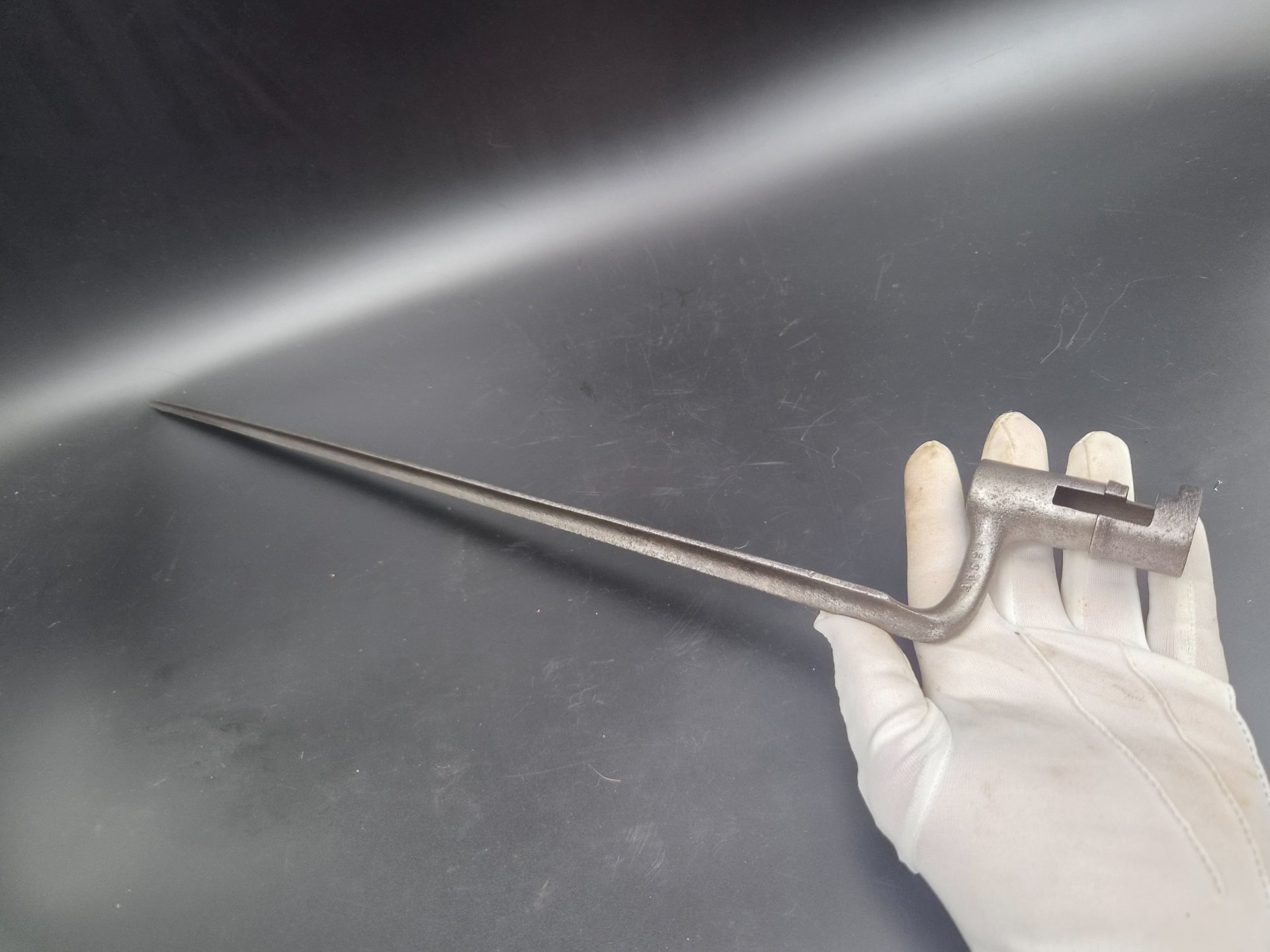 Dänisches Tüllenbajonett "1LB.2G.J 44", dreikantig – Bild 1