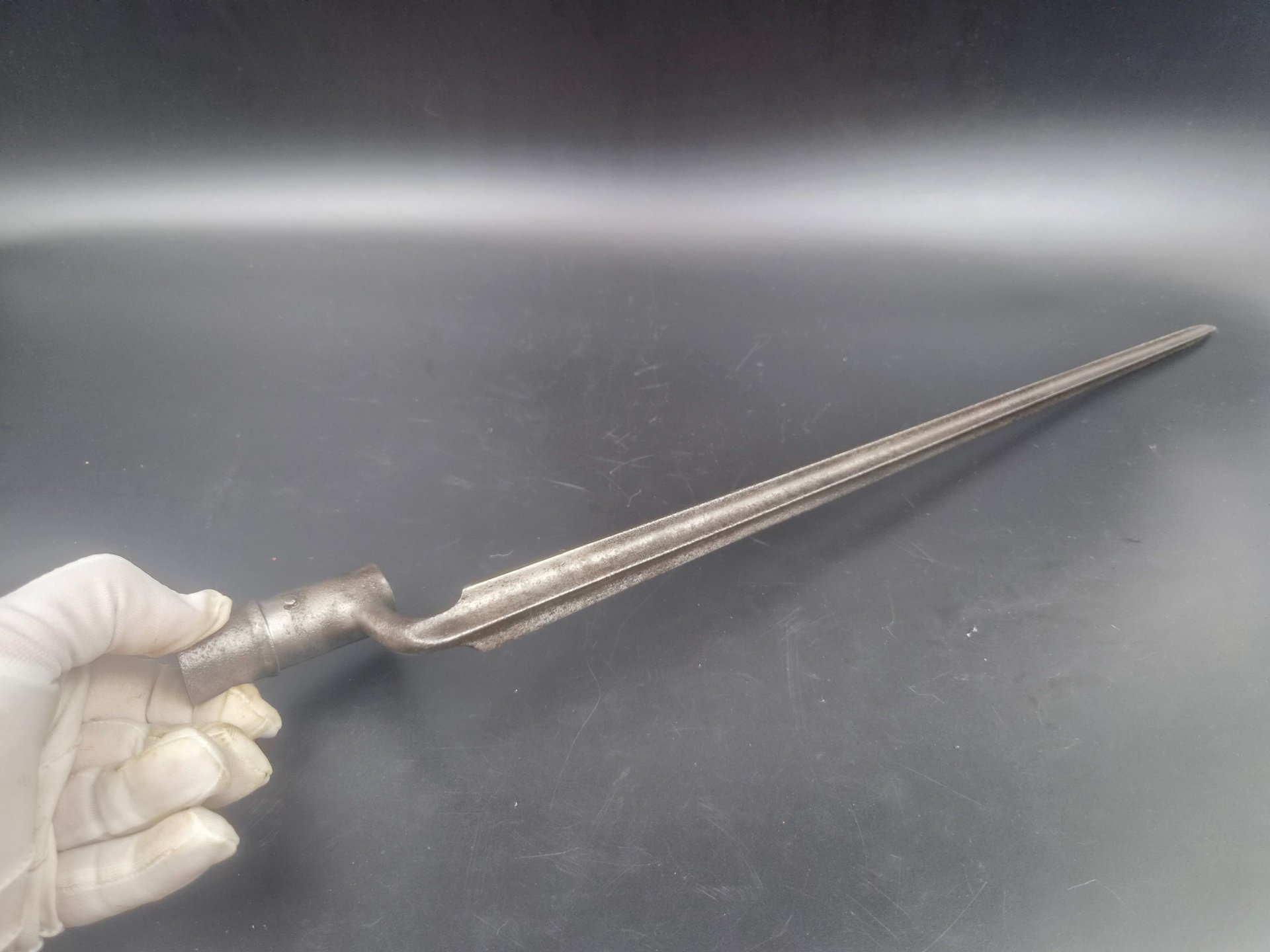 Dänisches Tüllenbajonett "1LB.2G.J 44", dreikantig – Bild 4