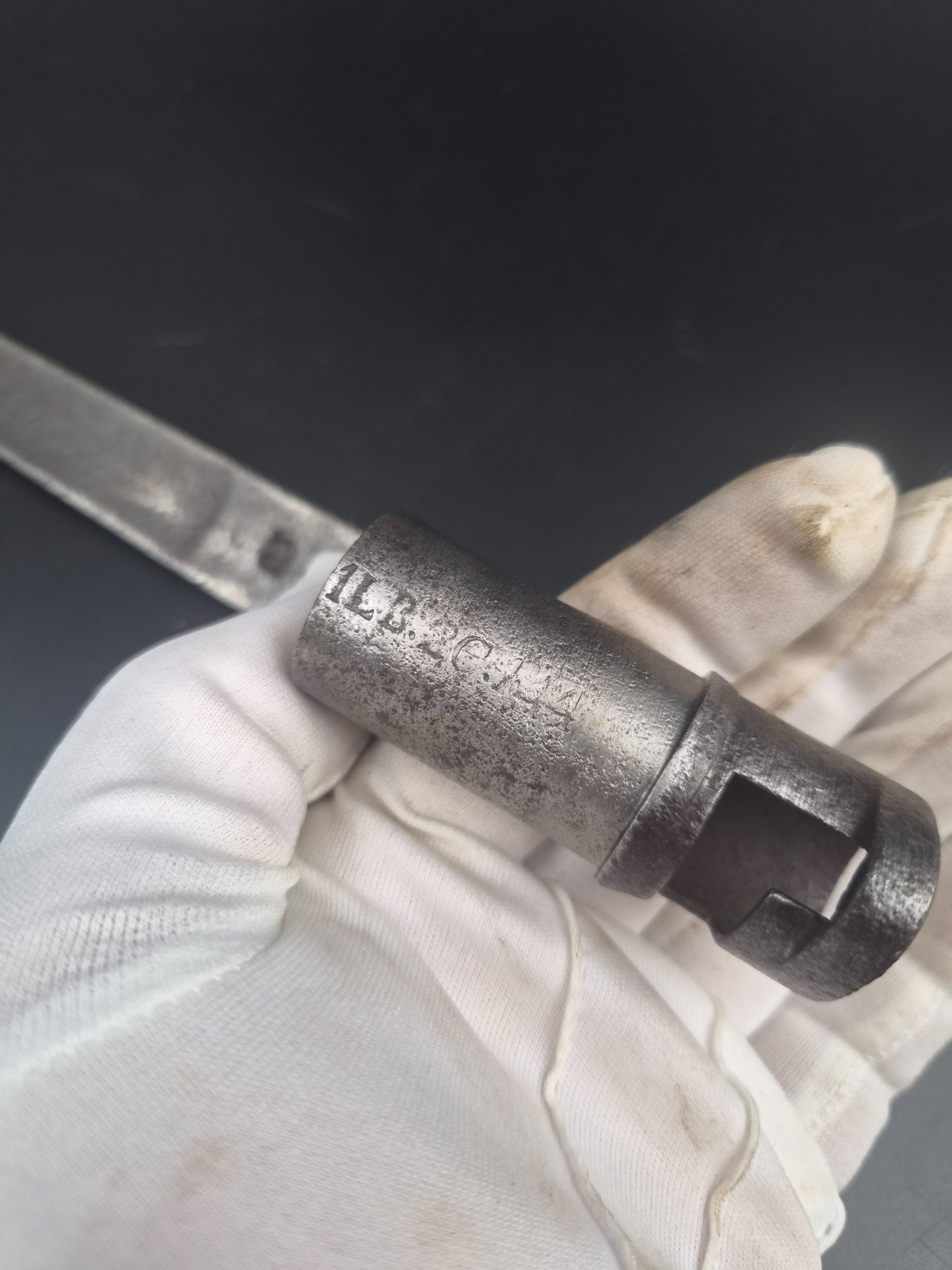 Dänisches Tüllenbajonett "1LB.2G.J 44", dreikantig – Bild 2