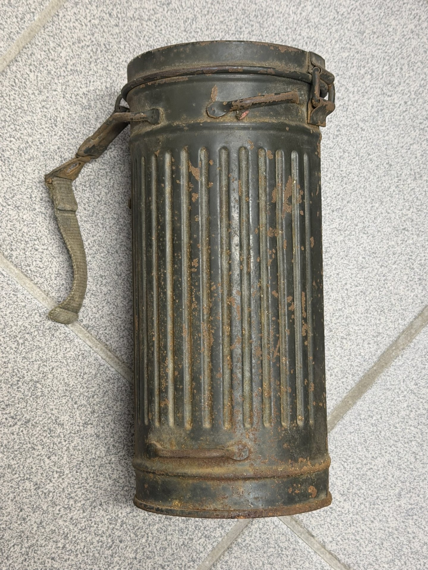 Gasmasken- Behälter Wehrmacht, 2. Weltkrieg von 1944 – Bild 1