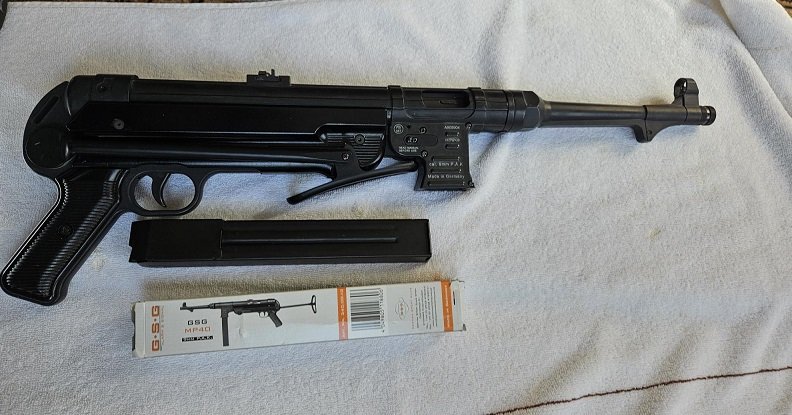 Legende GSG MP40: Nachbau der legendären MP 40 im Kaliber 9 mm P.A.K. PTB-Nr. 987 – Bild 1