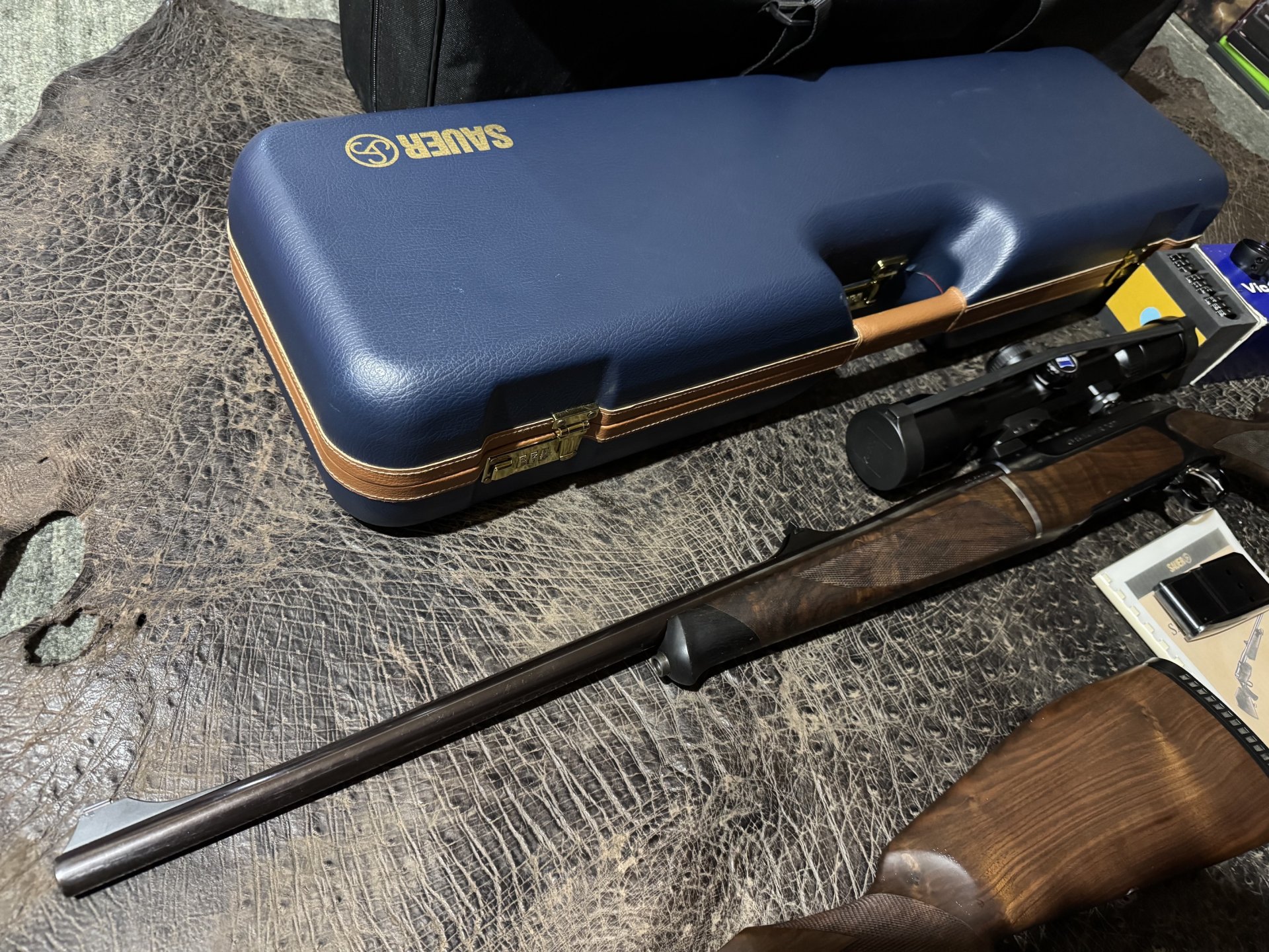 Sauer 202 TAKE DOWN 375 H&H (var. links) ZEISS VICTORY Varipoint M 2,5-10x50 Abs.60 ASV+ Reisekoffer – Bild 5