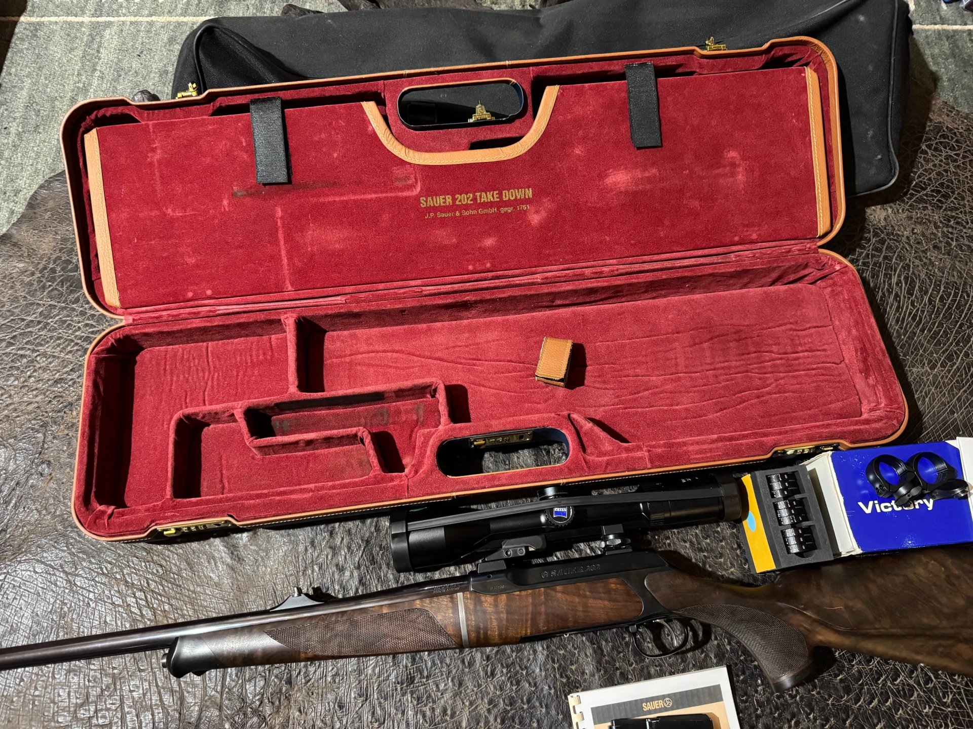 Sauer 202 TAKE DOWN 375 H&H (var. links) ZEISS VICTORY Varipoint M 2,5-10x50 Abs.60 ASV+ Reisekoffer – Bild 3