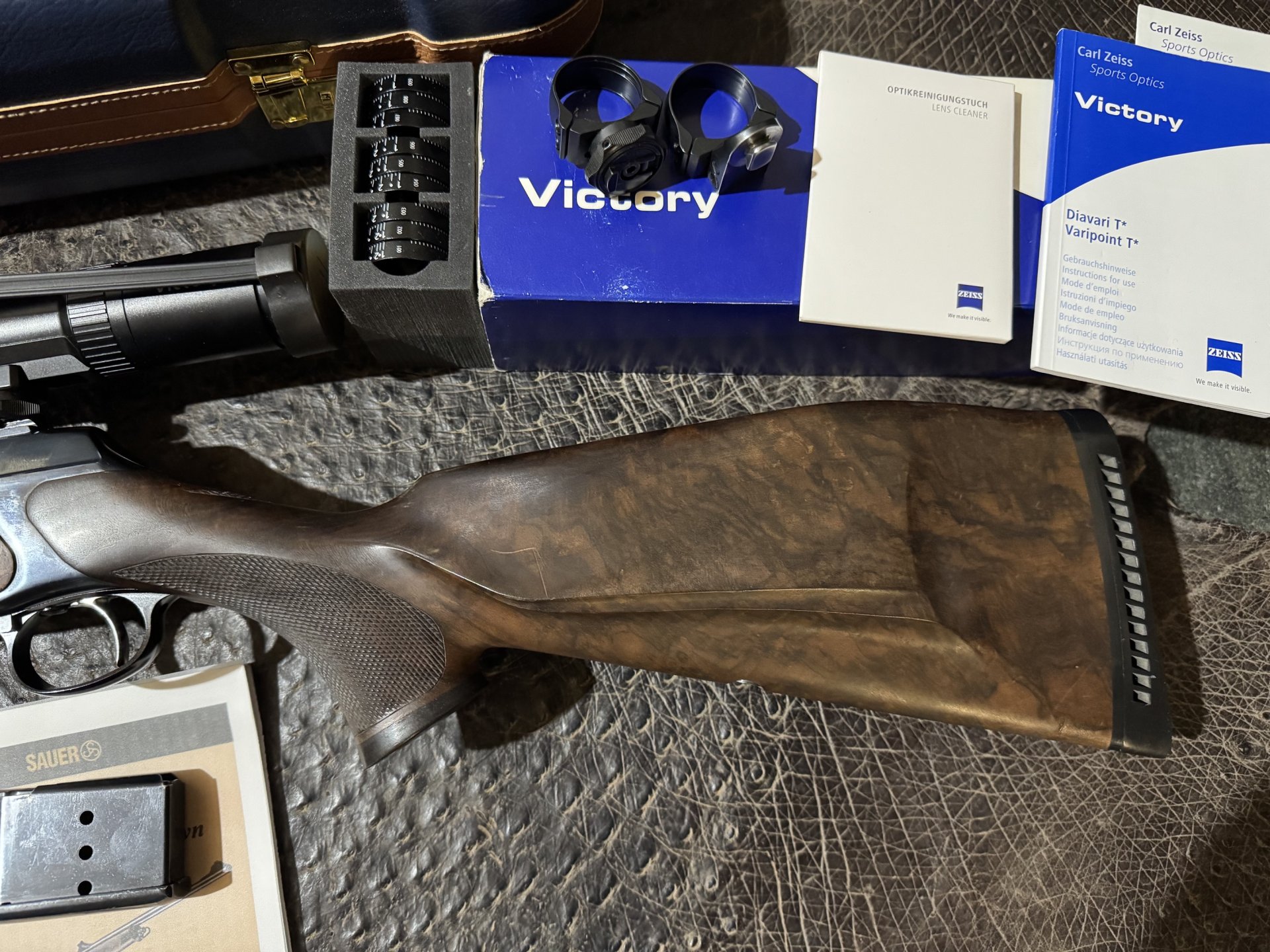 Sauer 202 TAKE DOWN 375 H&H (var. links) ZEISS VICTORY Varipoint M 2,5-10x50 Abs.60 ASV+ Reisekoffer – Bild 8