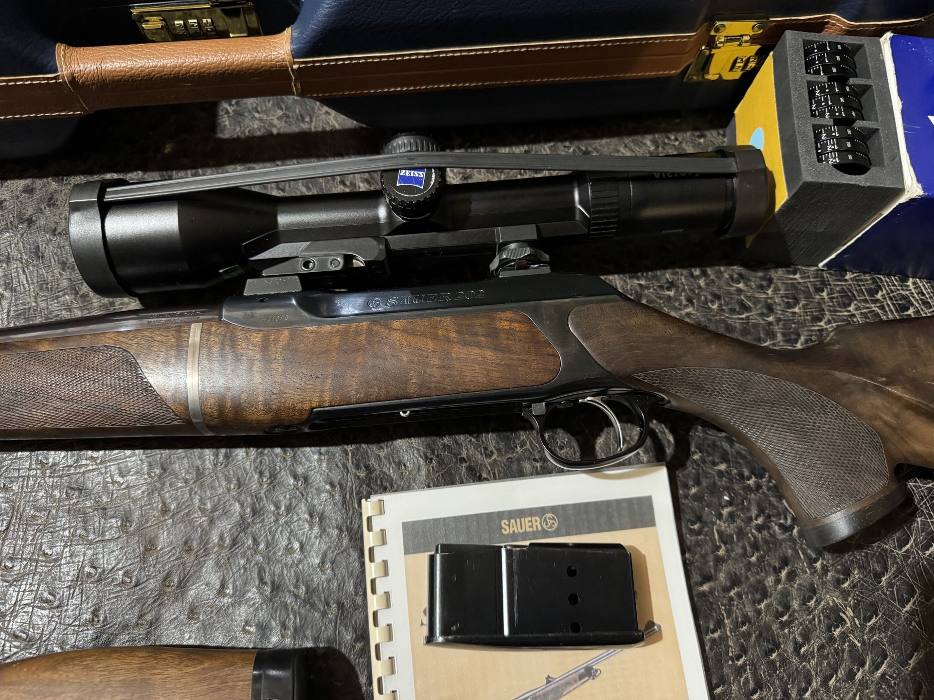 Sauer 202 TAKE DOWN 375 H&H (var. links) ZEISS VICTORY Varipoint M 2,5-10x50 Abs.60 ASV+ Reisekoffer – Bild 9