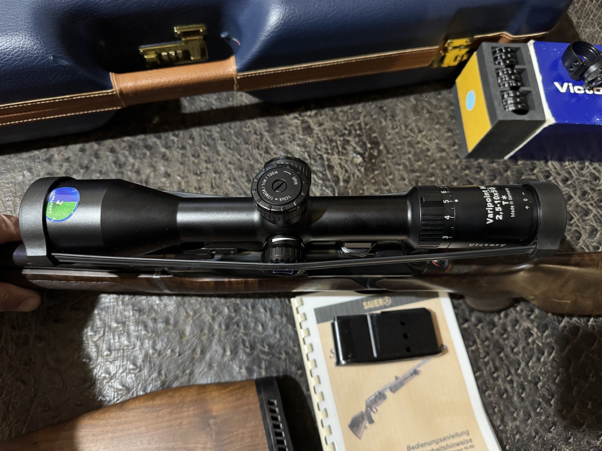 Sauer 202 TAKE DOWN 375 H&H (var. links) ZEISS VICTORY Varipoint M 2,5-10x50 Abs.60 ASV+ Reisekoffer – Bild 4