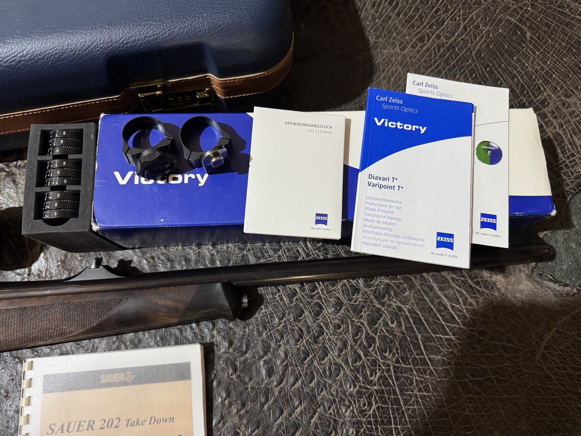 Sauer 202 TAKE DOWN 375 H&H (var. links) ZEISS VICTORY Varipoint M 2,5-10x50 Abs.60 ASV+ Reisekoffer – Bild 11
