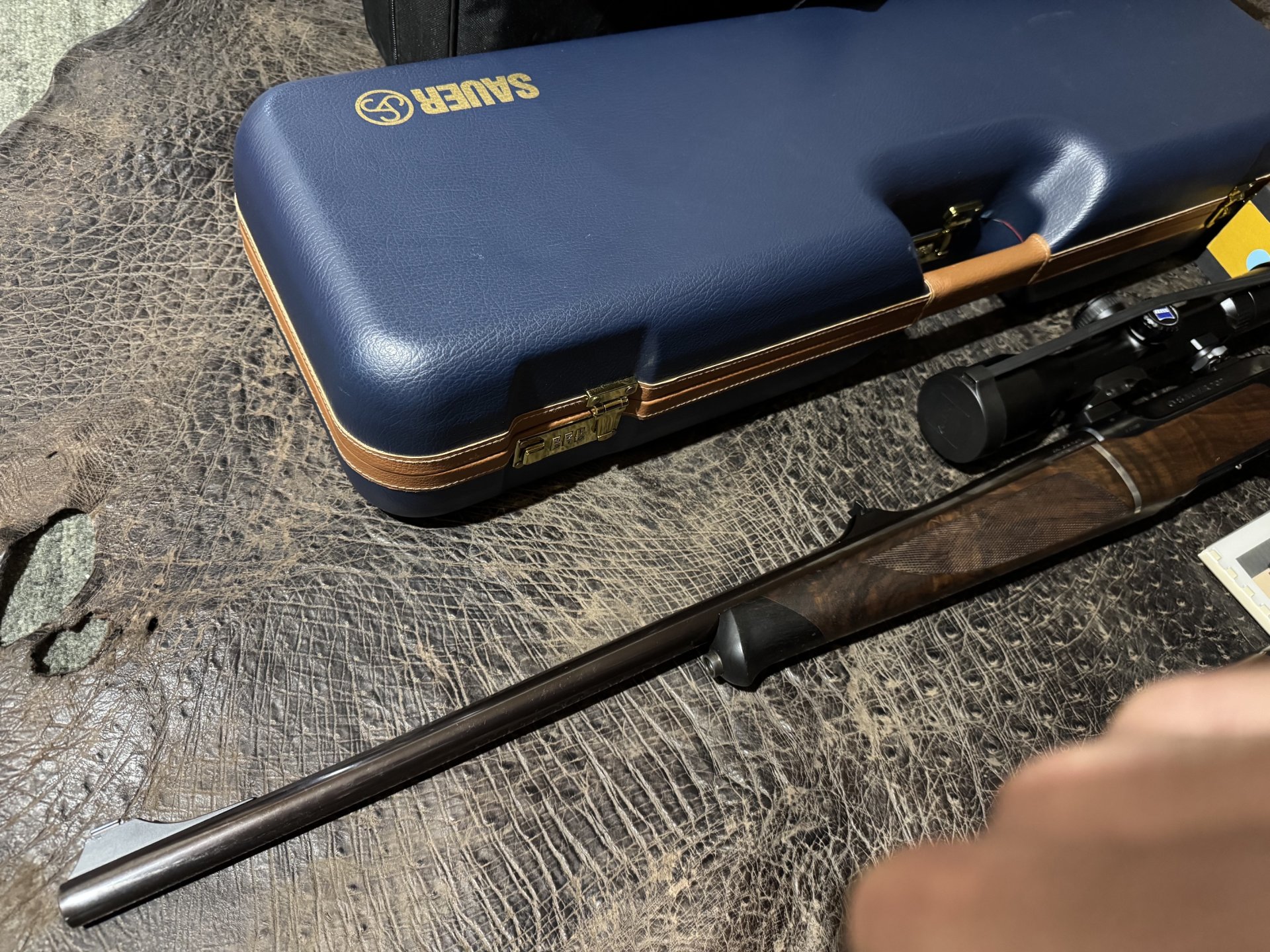 Sauer 202 TAKE DOWN 375 H&H (var. links) ZEISS VICTORY Varipoint M 2,5-10x50 Abs.60 ASV+ Reisekoffer – Bild 6