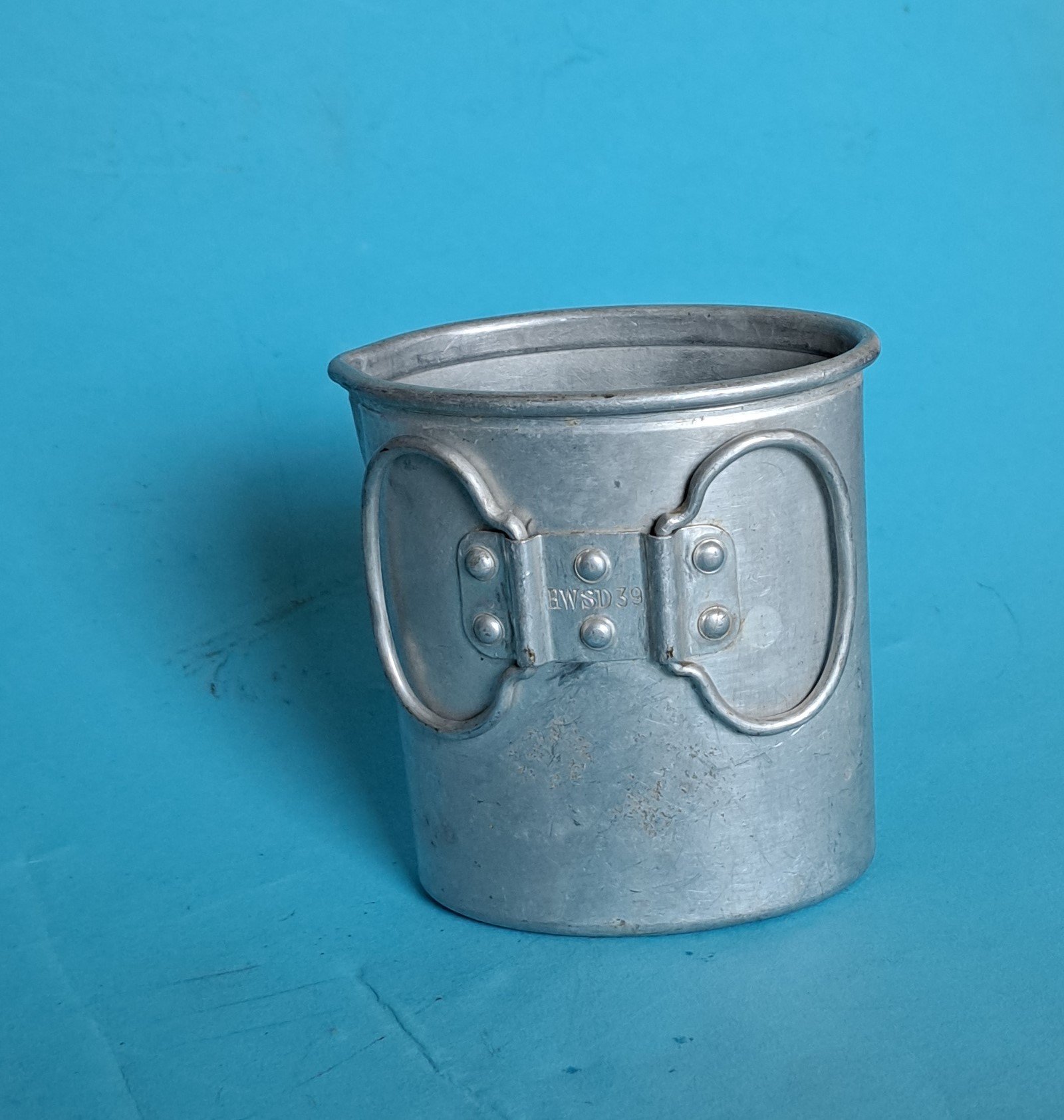 Alu-Trinkbecher von1939, mit Hersteller, Wehrmacht HWSD39. – Bild 1