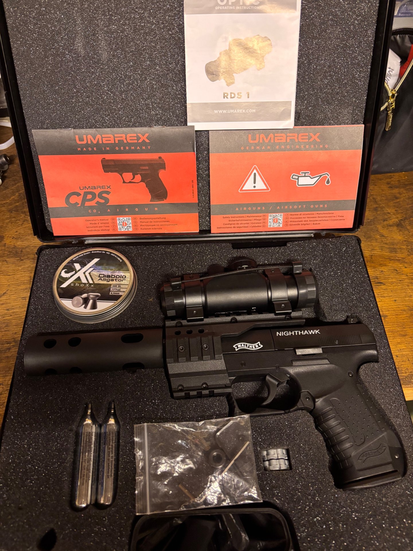 Walther NightHawk BLK. 4,5mm CO2 jetzt komplett mit Zubehör – Bild 2