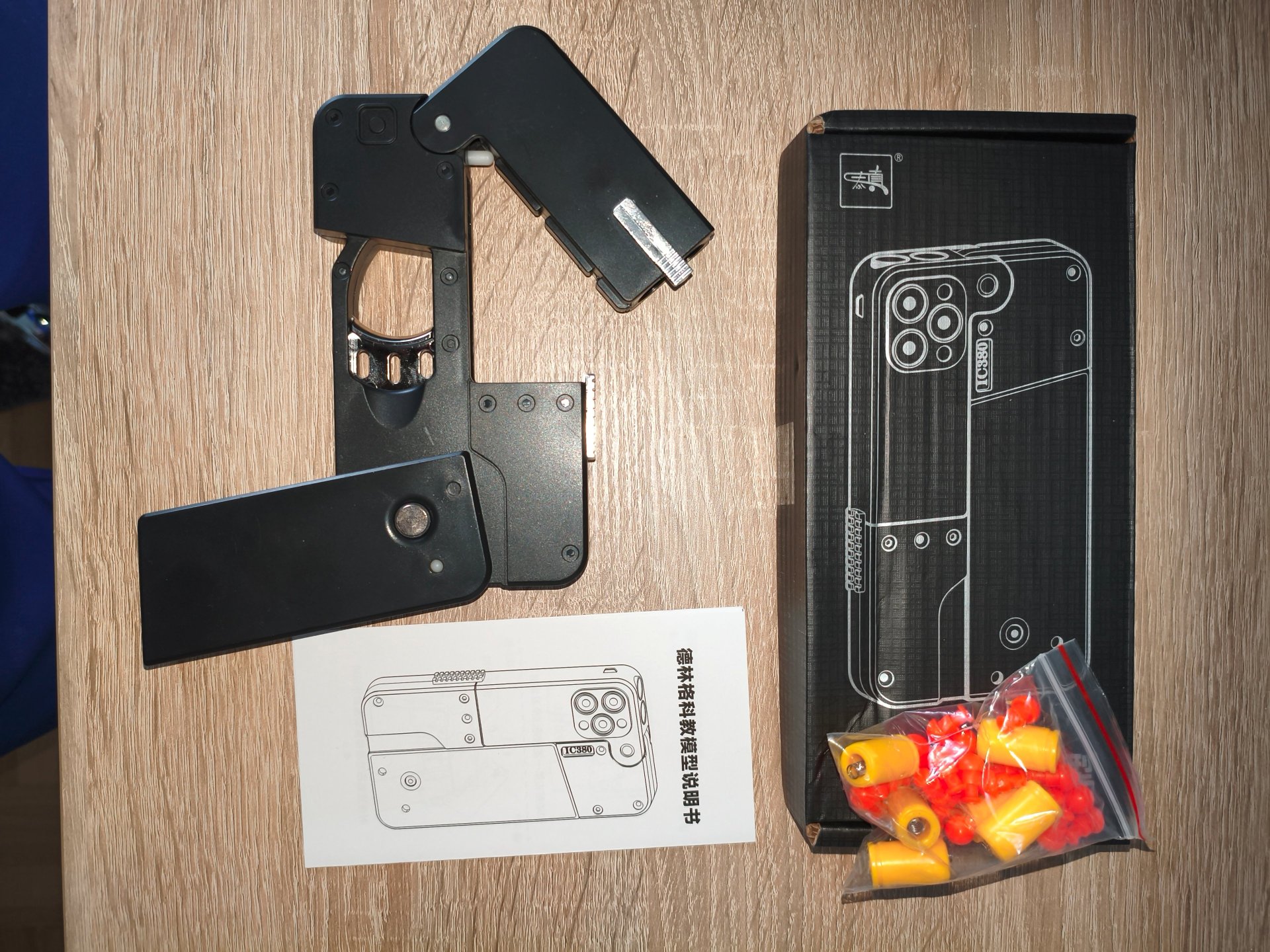 Klappbare Spielzeugpistole im Handyformat – Bild 1
