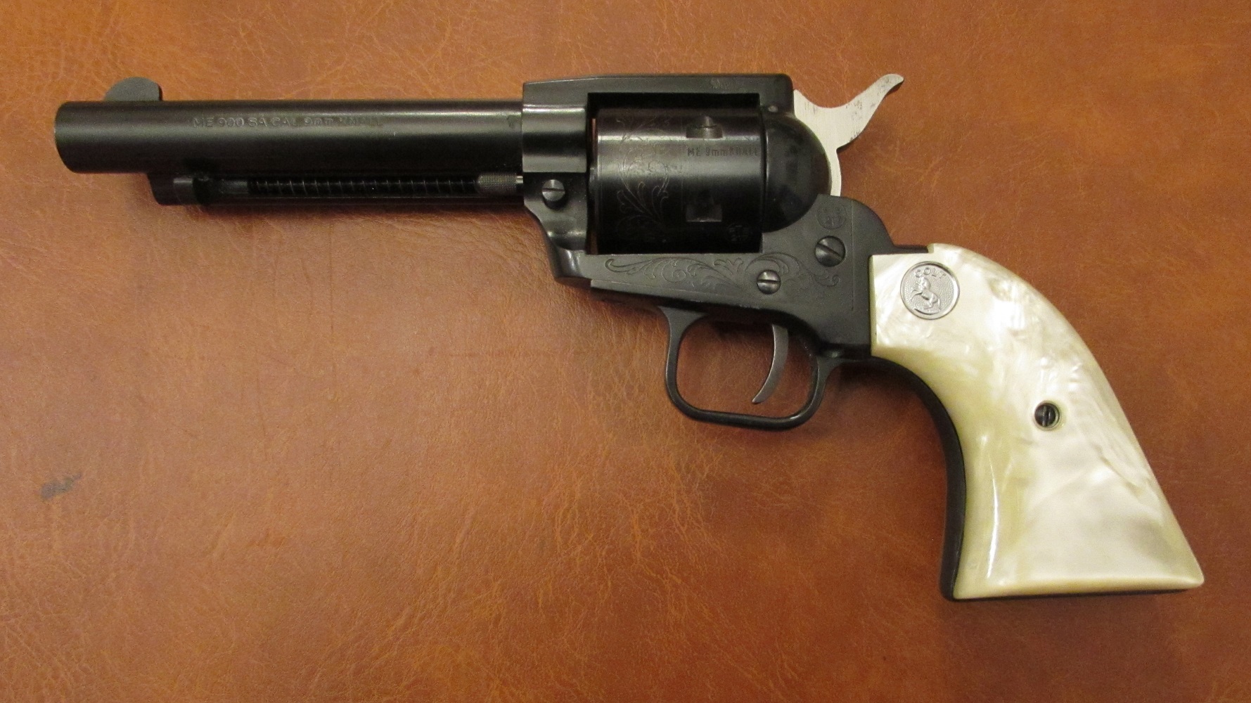 SAA REVOLVER MIT PERLMUTT IMITAT GRIFFSCHALEN ME 90 SA 9MM KNALL – Bild 2