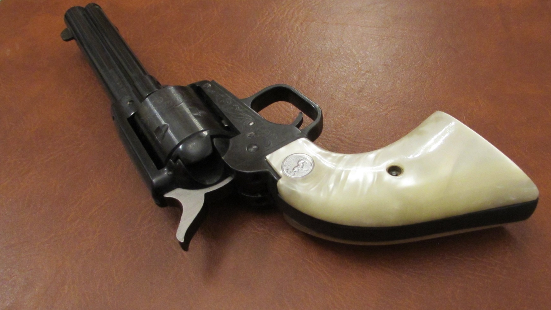 SAA REVOLVER MIT PERLMUTT IMITAT GRIFFSCHALEN ME 90 SA 9MM KNALL – Bild 3