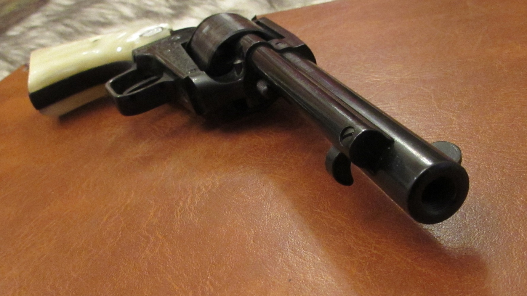 SAA REVOLVER MIT PERLMUTT IMITAT GRIFFSCHALEN ME 90 SA 9MM KNALL – Bild 4