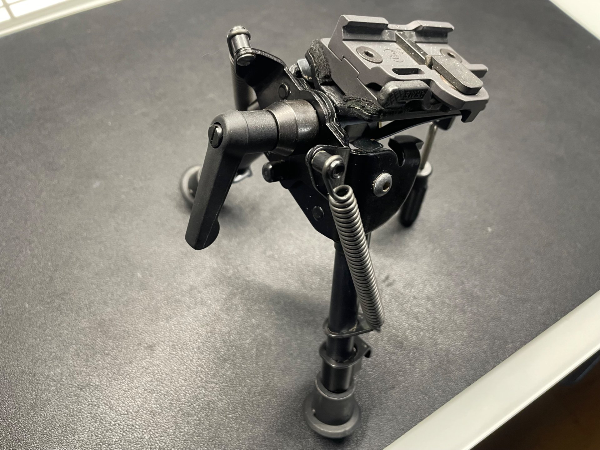 Harris Zweibein Bipod S-BRM (6-9") mit Schnellspannhebel & A.R.M.S. #17 Tri-Lock Picatinny – Bild 4