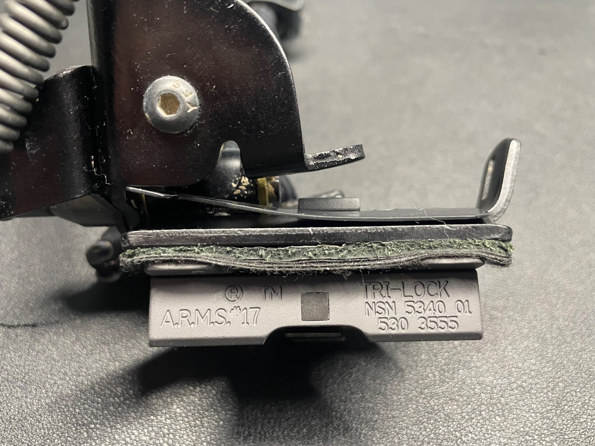 Harris Zweibein Bipod S-BRM (6-9") mit Schnellspannhebel & A.R.M.S. #17 Tri-Lock Picatinny – Bild 3