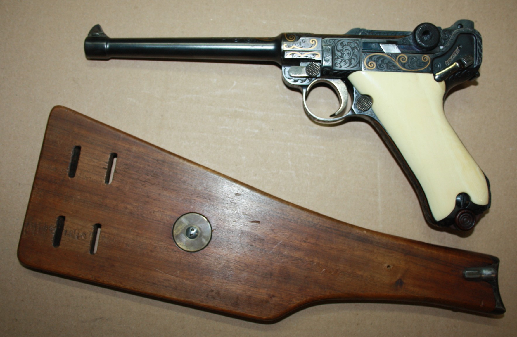 orig. deutsche WK1 Marine Luger P04 "gold & voll graviert" im Kal. 9x19 -mit Anschlagbrett- – Bild 1