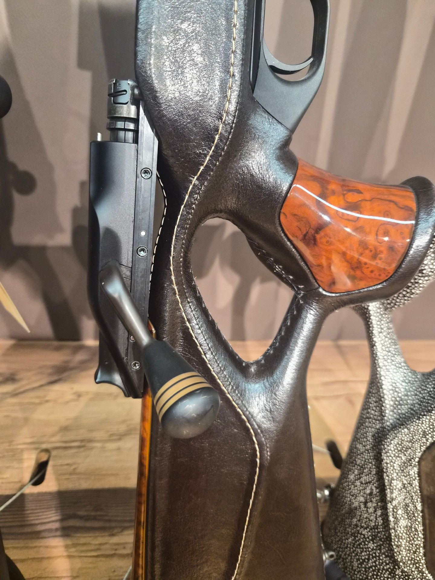 Repetierbüchse Blaser R8 Success Sondermodell vollbeledert braun – Bild 2