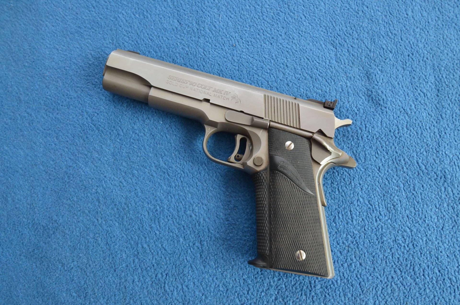 SEHR SCHÖNE PISTOLE COLT GOVERMENT SERIES 80 MK IV GOLD CUP NATIONAL MATCH STAINLESS STEEL .45 ACP – Bild 1