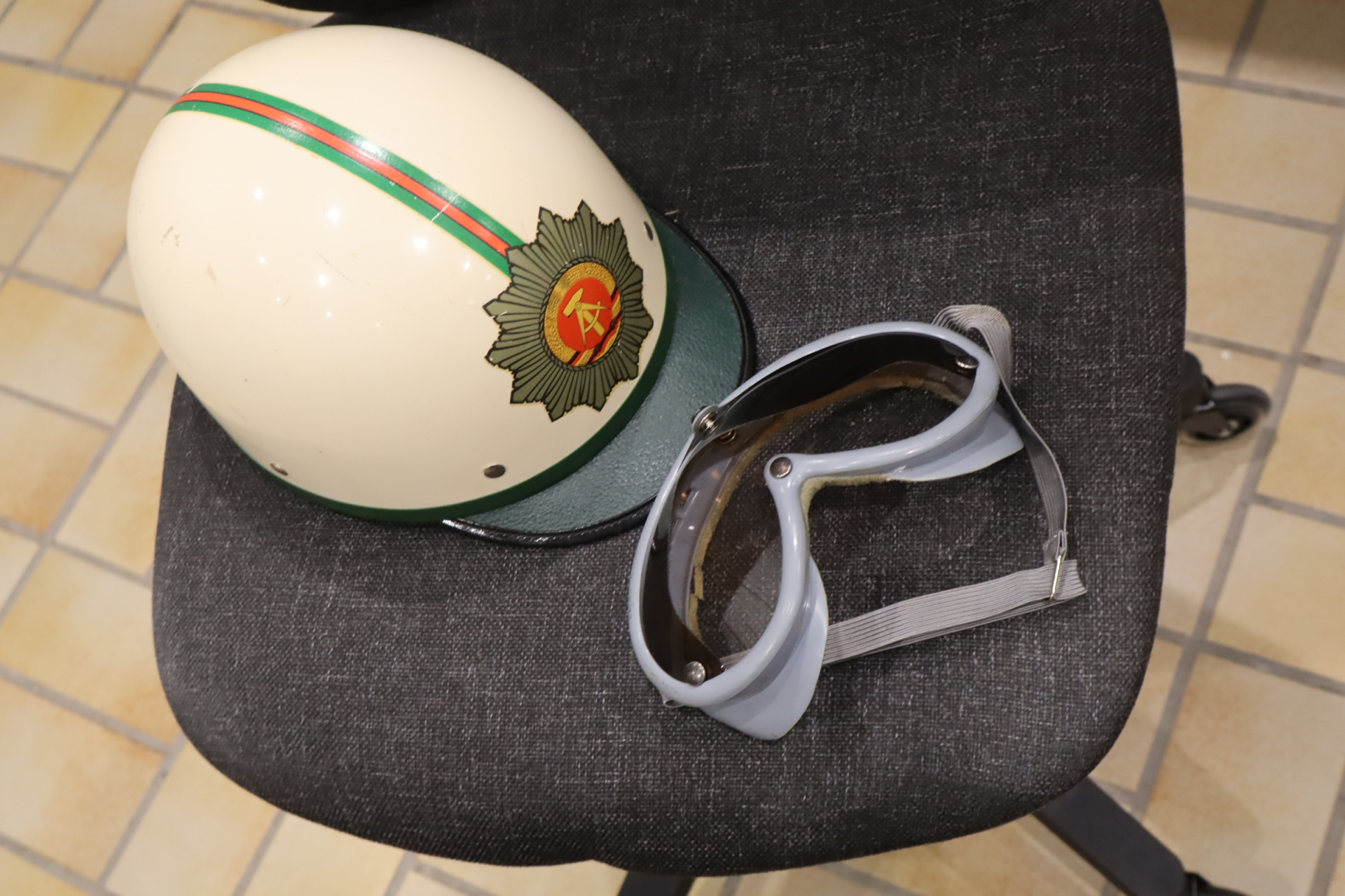 Motorradhelm Volkspolizei DDR mit Schutzbrille – Bild 1