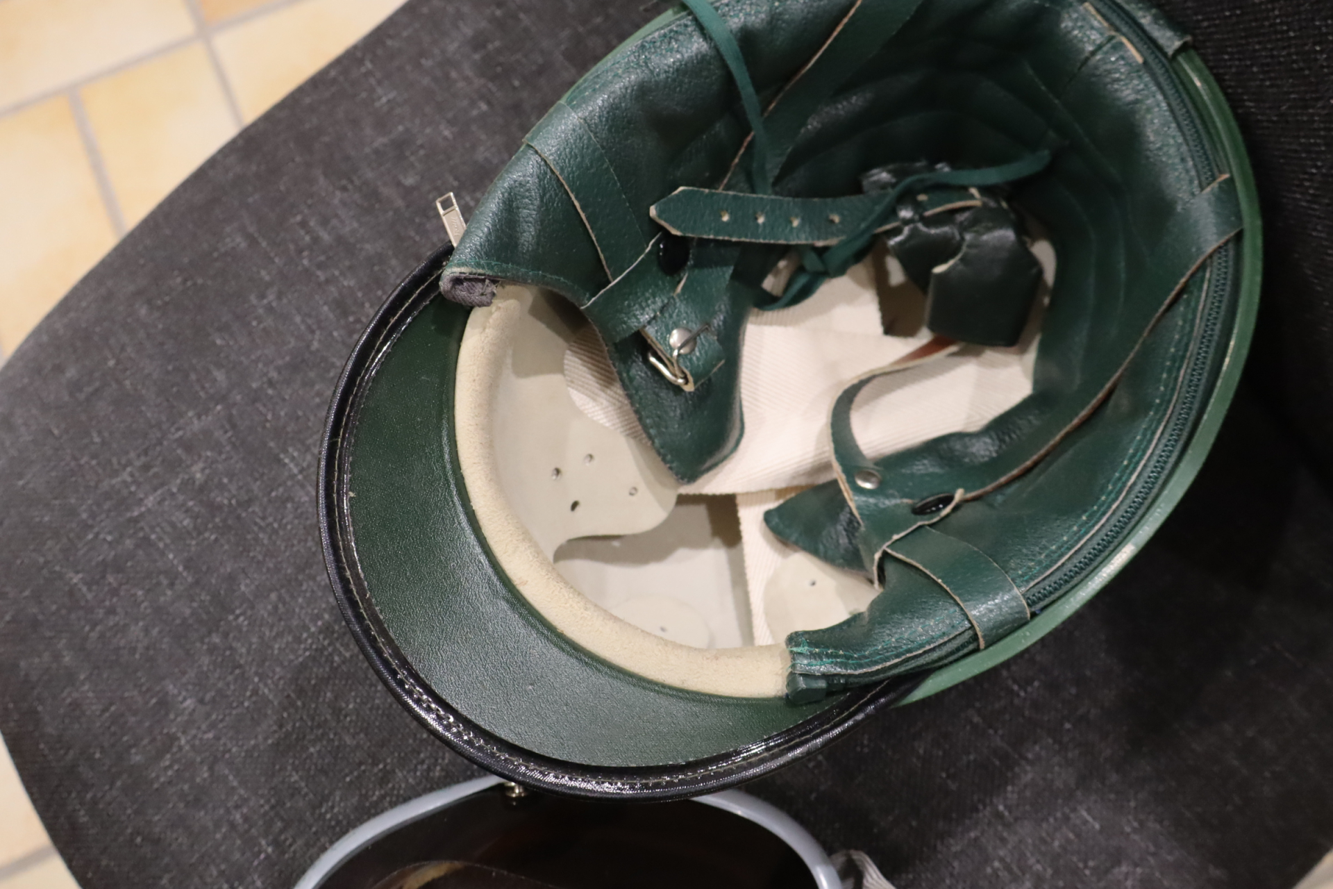 Motorradhelm Volkspolizei DDR mit Schutzbrille – Bild 2