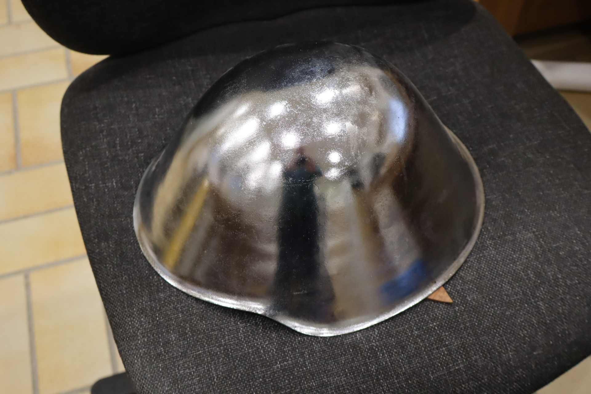 Paradehelm Stahl, NVA silber mit Innenleder – Bild 1
