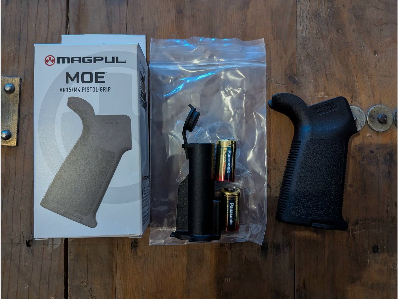 Magpul MOE AR15 Griff mit Batteriekern für z.B. Eotech – Bild 1