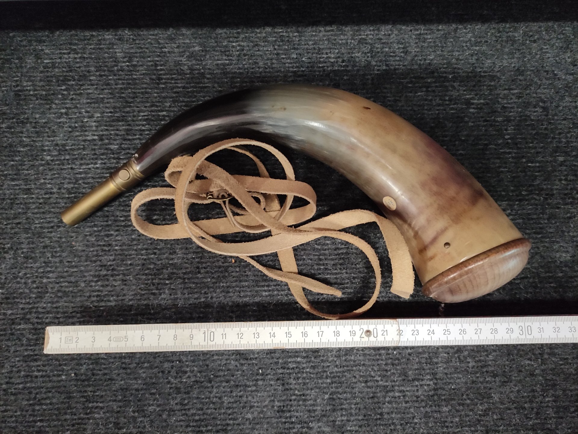 Pulverhorn Pulverflasche aus Rinderhorn Holzsockel Messing-Dosierer Lederriemen – Bild 1