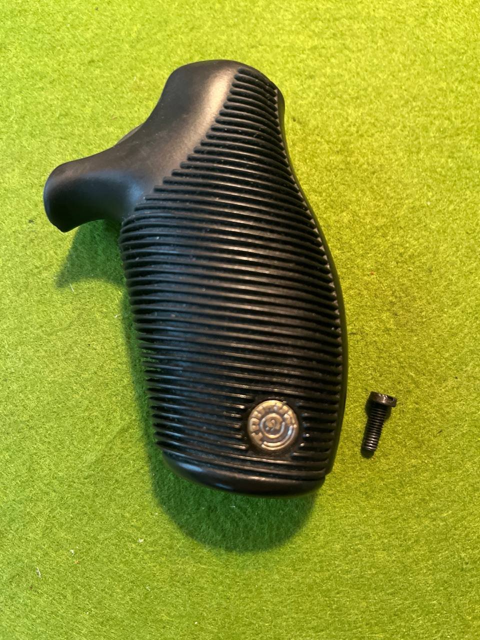 TAURUS GUMMI MONOGRIP FÜR MODELLE WIE TAURUS JUDGE ODER MIT DEM GLEICHEN GRIFFSTÜCK – Bild 1