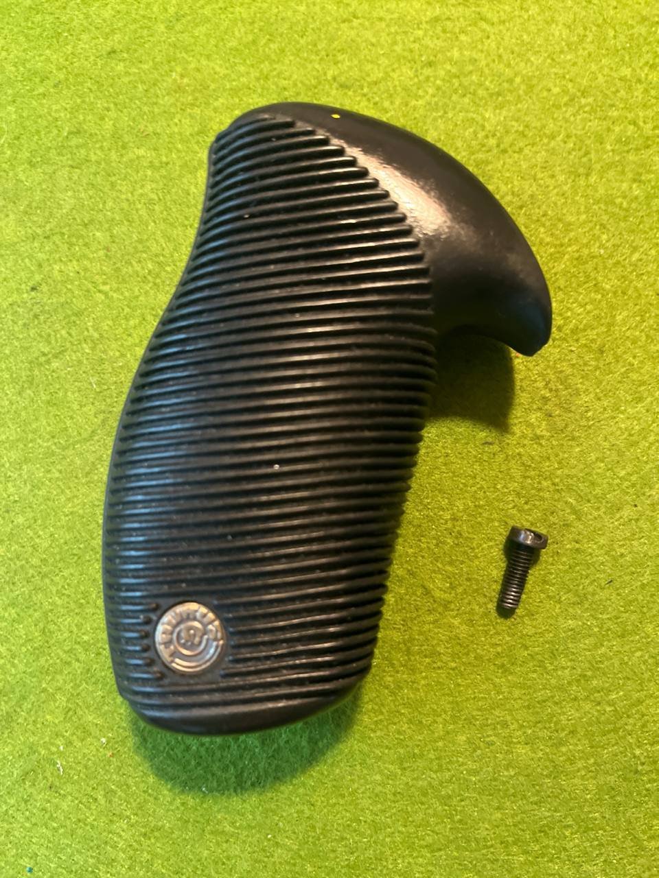 TAURUS GUMMI MONOGRIP FÜR MODELLE WIE TAURUS JUDGE ODER MIT DEM GLEICHEN GRIFFSTÜCK – Bild 2