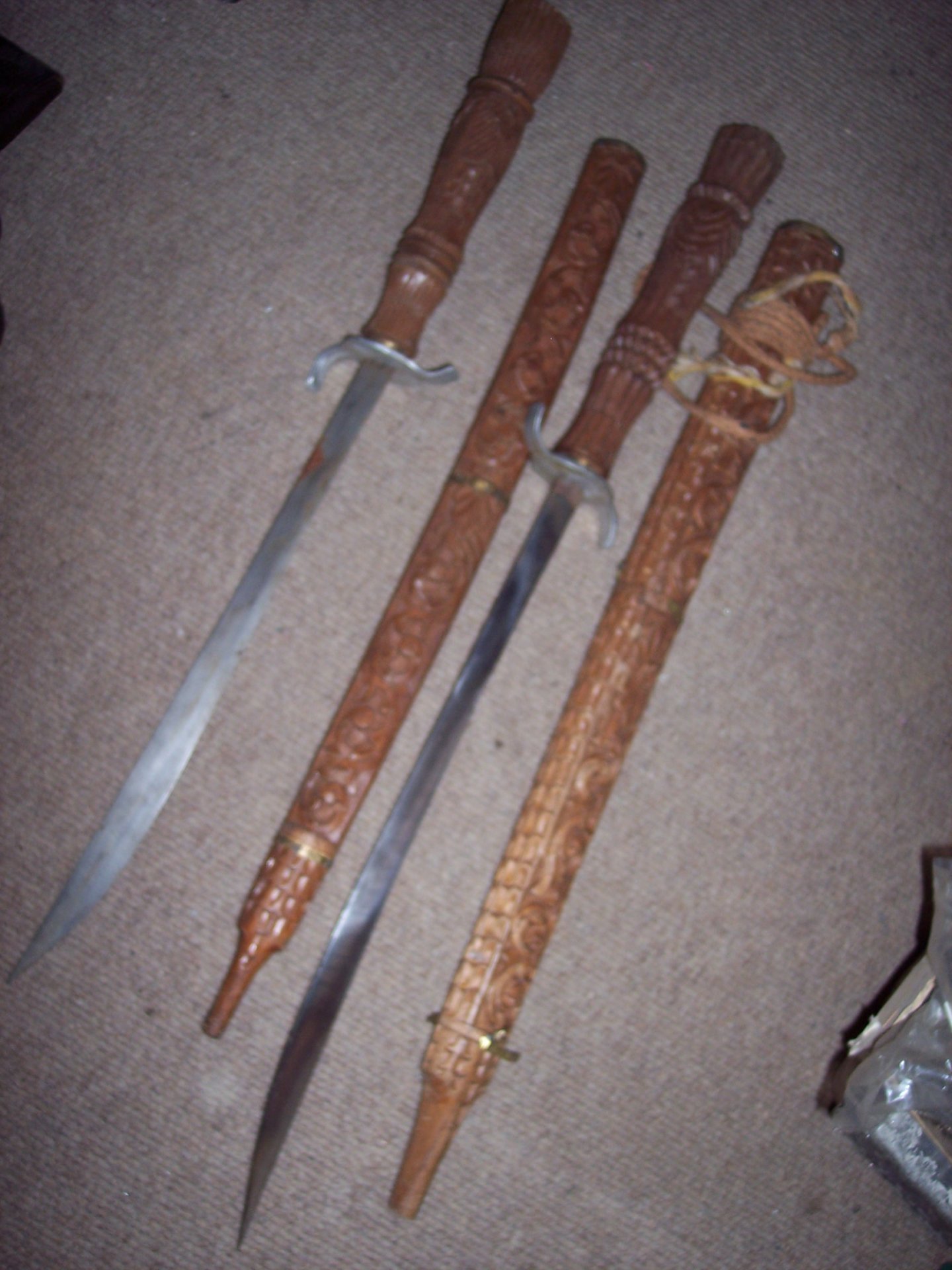 Schwerter Japan? Thailand? Katana? Arisaka Holz geschnitzt Degen Säbel Nambu unbekannt Dachbodenfund – Bild 2