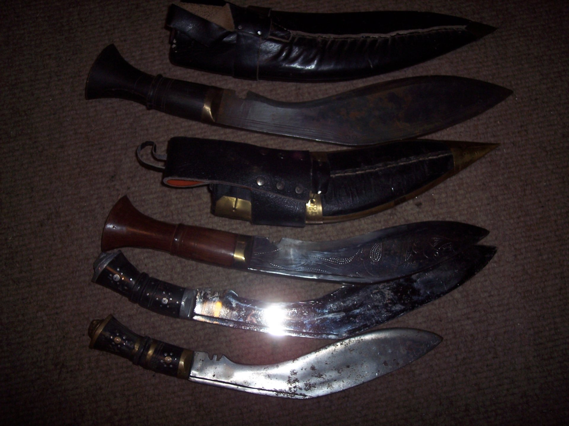 Konvolut Sammlung alte Kukri-Messer indisch? englisch? Bowie Dolch Holz unbekannt Dachbodenfund – Bild 2