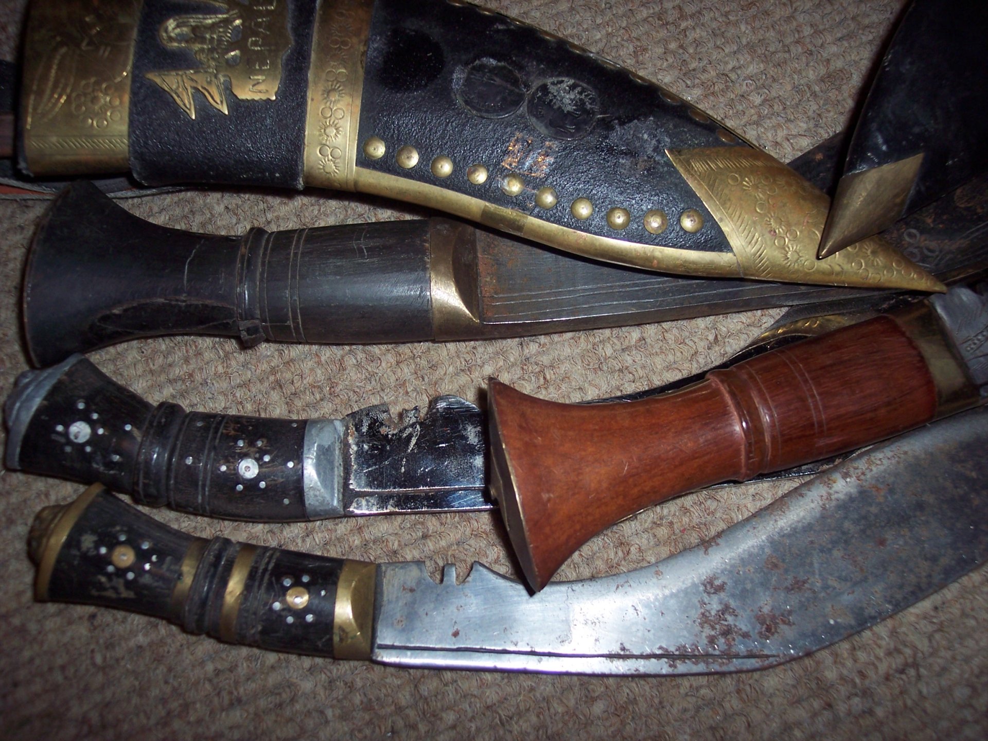 Konvolut Sammlung alte Kukri-Messer indisch? englisch? Bowie Dolch Holz unbekannt Dachbodenfund – Bild 3
