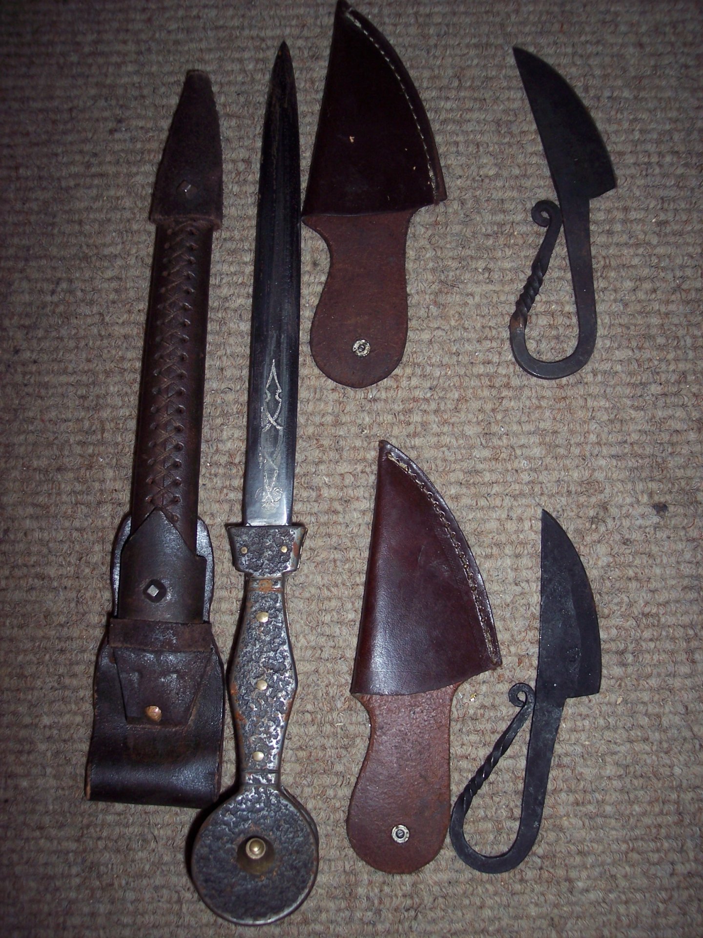 Konvolut Sammlung Mittelalter-Dolche Messer Dagger Schwert Pappenheimer unbekannt Dachbodenfund – Bild 1