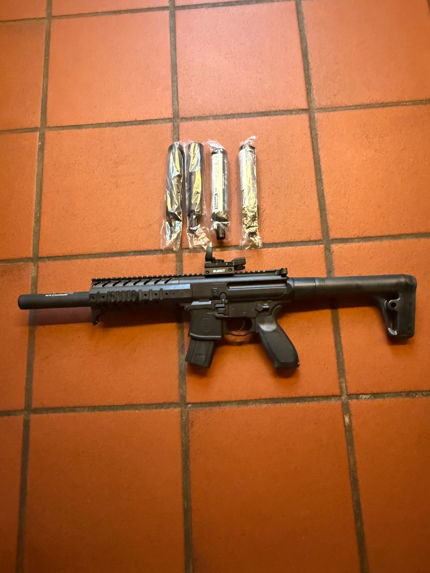 Sig Sauer MCX CO2-Luftgewehr Set (Kal. 4,5mm Diabolo) – Inkl. B&T Schalldämpfer, Red Dot & 4x 88g CO – Bild 3