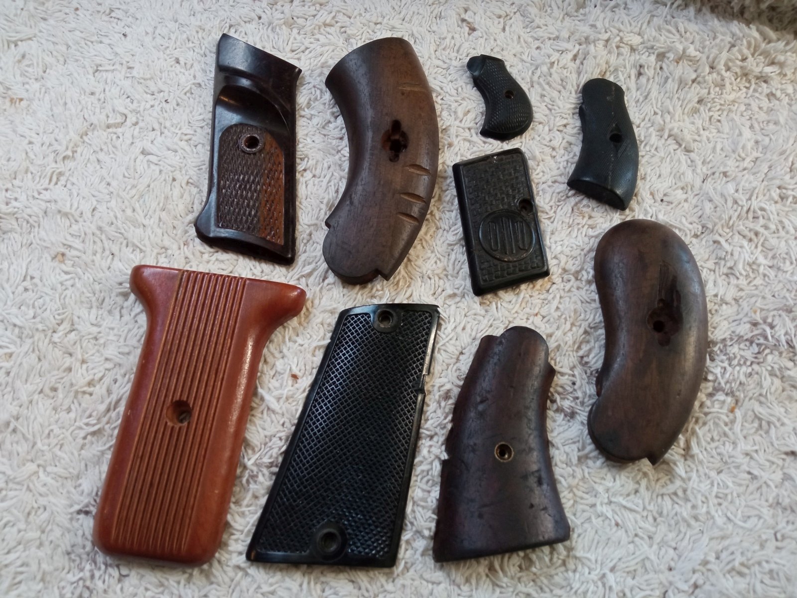 Militaria Konvolut Einzelne Griffstücke NICHT Mauser Export G98, 98k, k98, k98k, K98/43 NICHT G43 – Bild 1