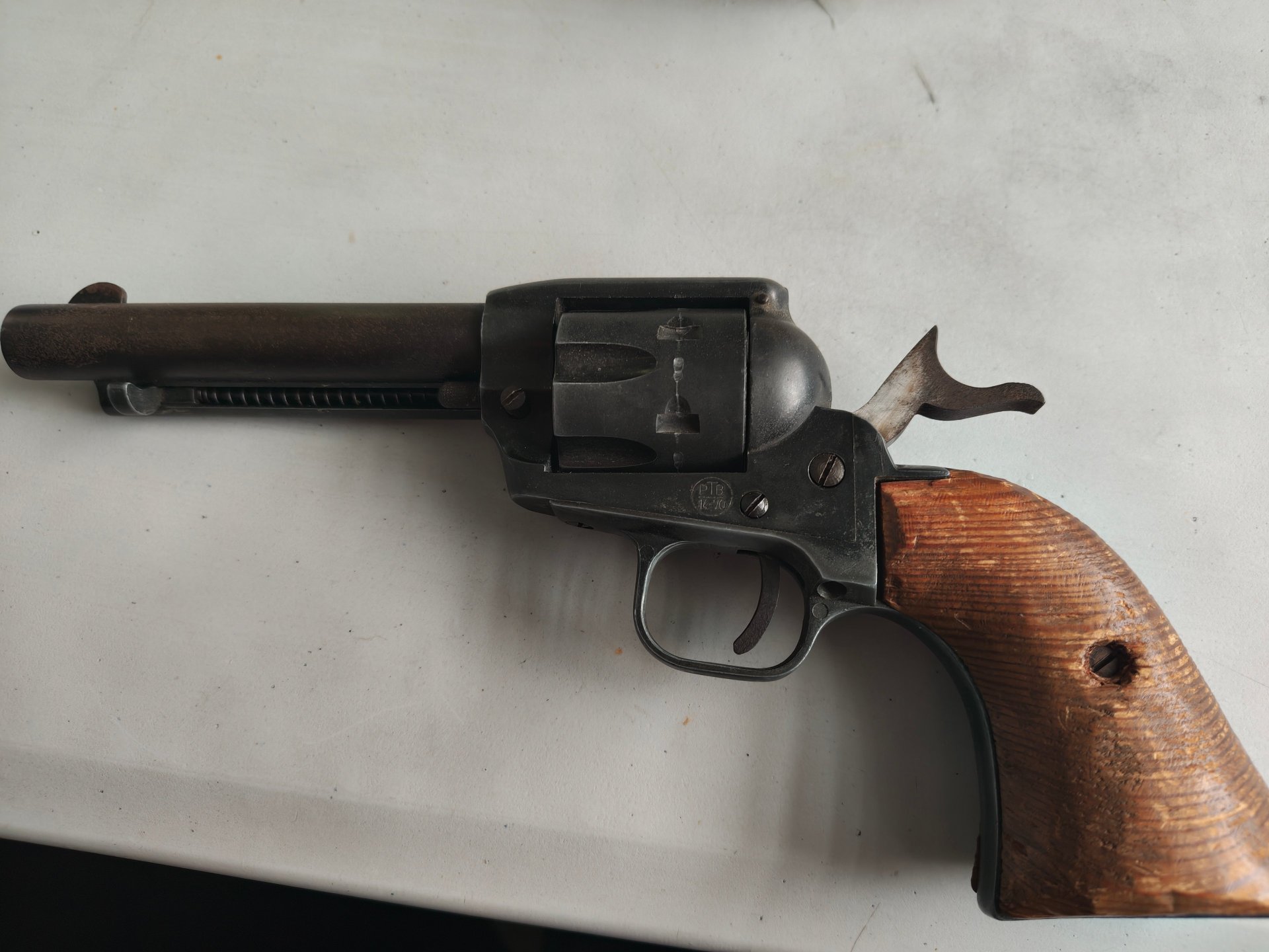 Deko oder Requisiten Revolver – Bild 1