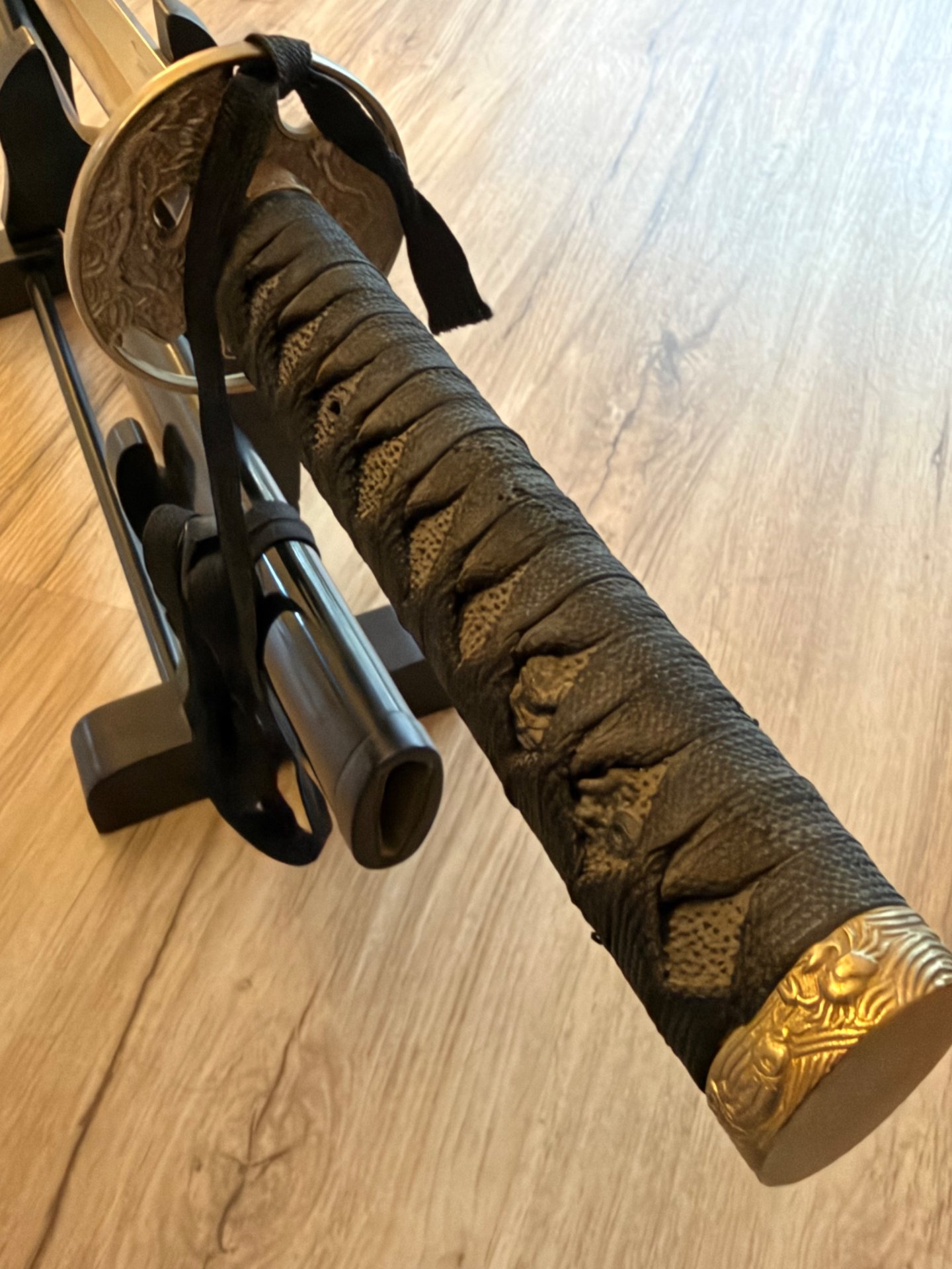 Katana / Samuraischwert mit Drachen-Motiv & Ständer – Dekowaffe (Taiwan 440er) – Bild 7