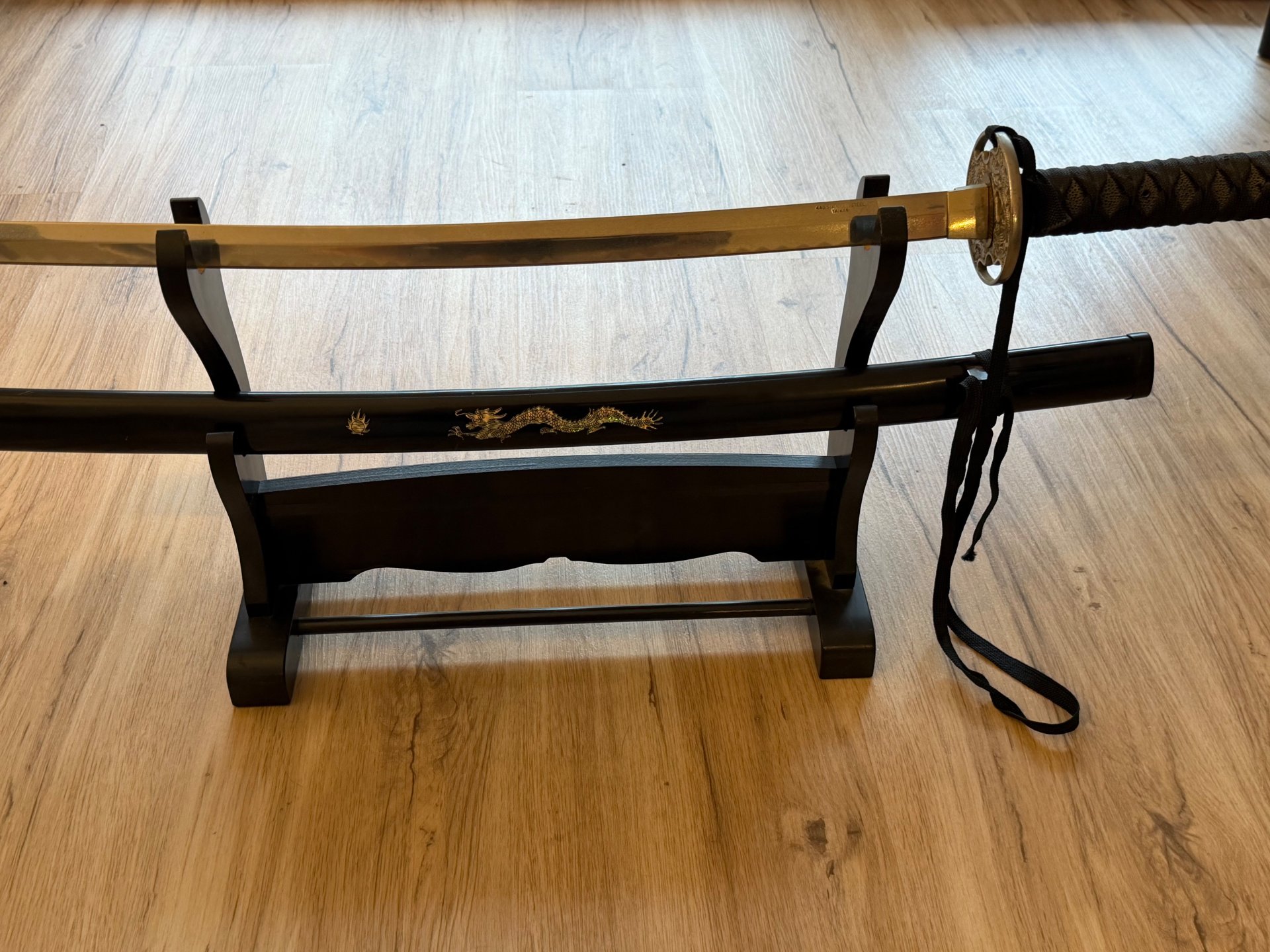 Katana / Samuraischwert mit Drachen-Motiv & Ständer – Dekowaffe (Taiwan 440er) – Bild 3