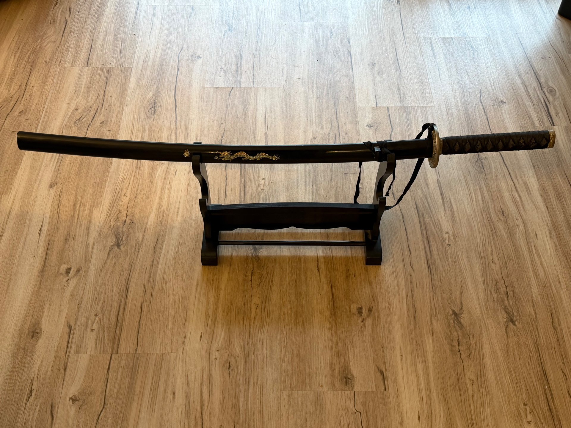 Katana / Samuraischwert mit Drachen-Motiv & Ständer – Dekowaffe (Taiwan 440er) – Bild 1