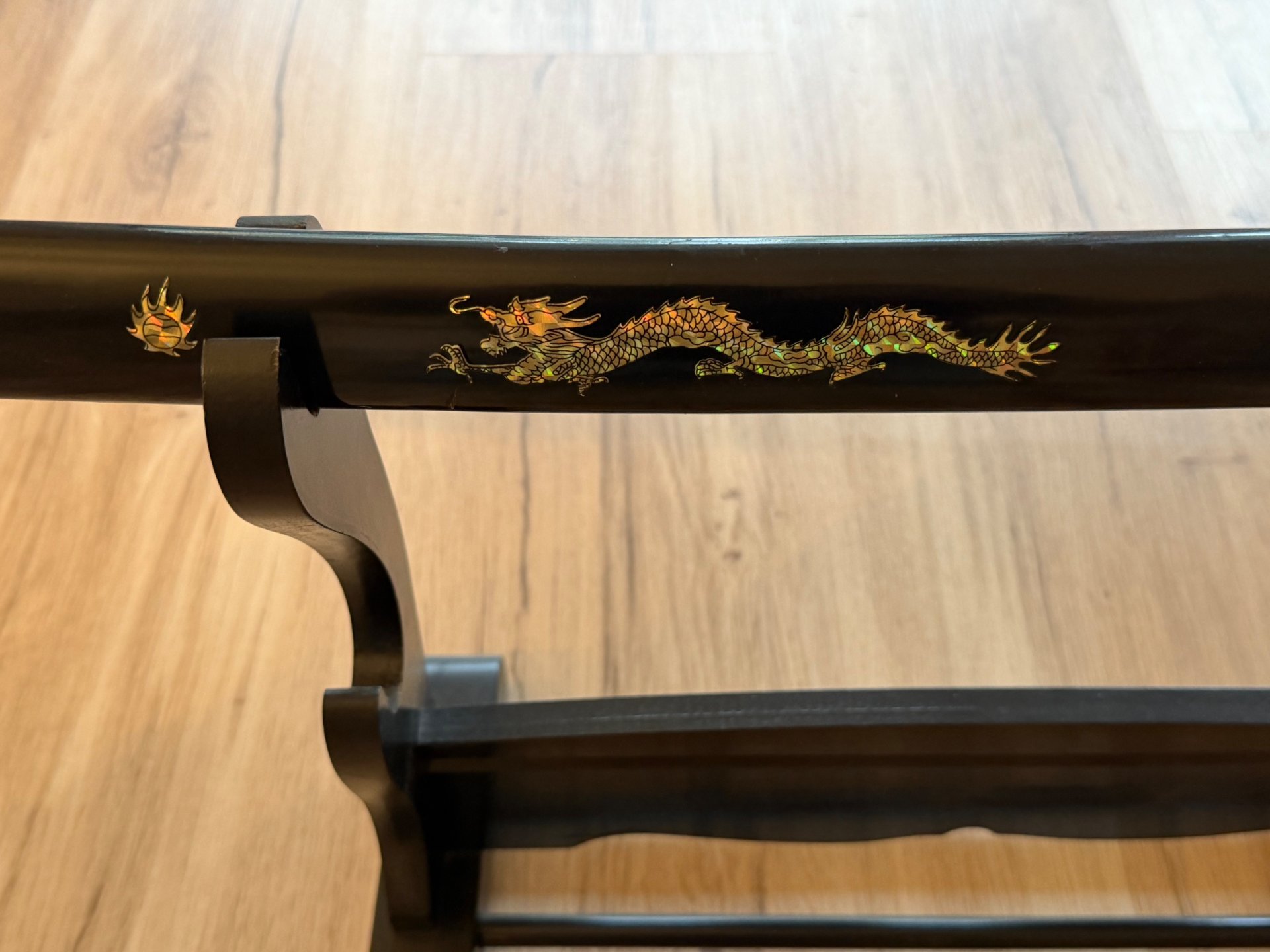Katana / Samuraischwert mit Drachen-Motiv & Ständer – Dekowaffe (Taiwan 440er) – Bild 2