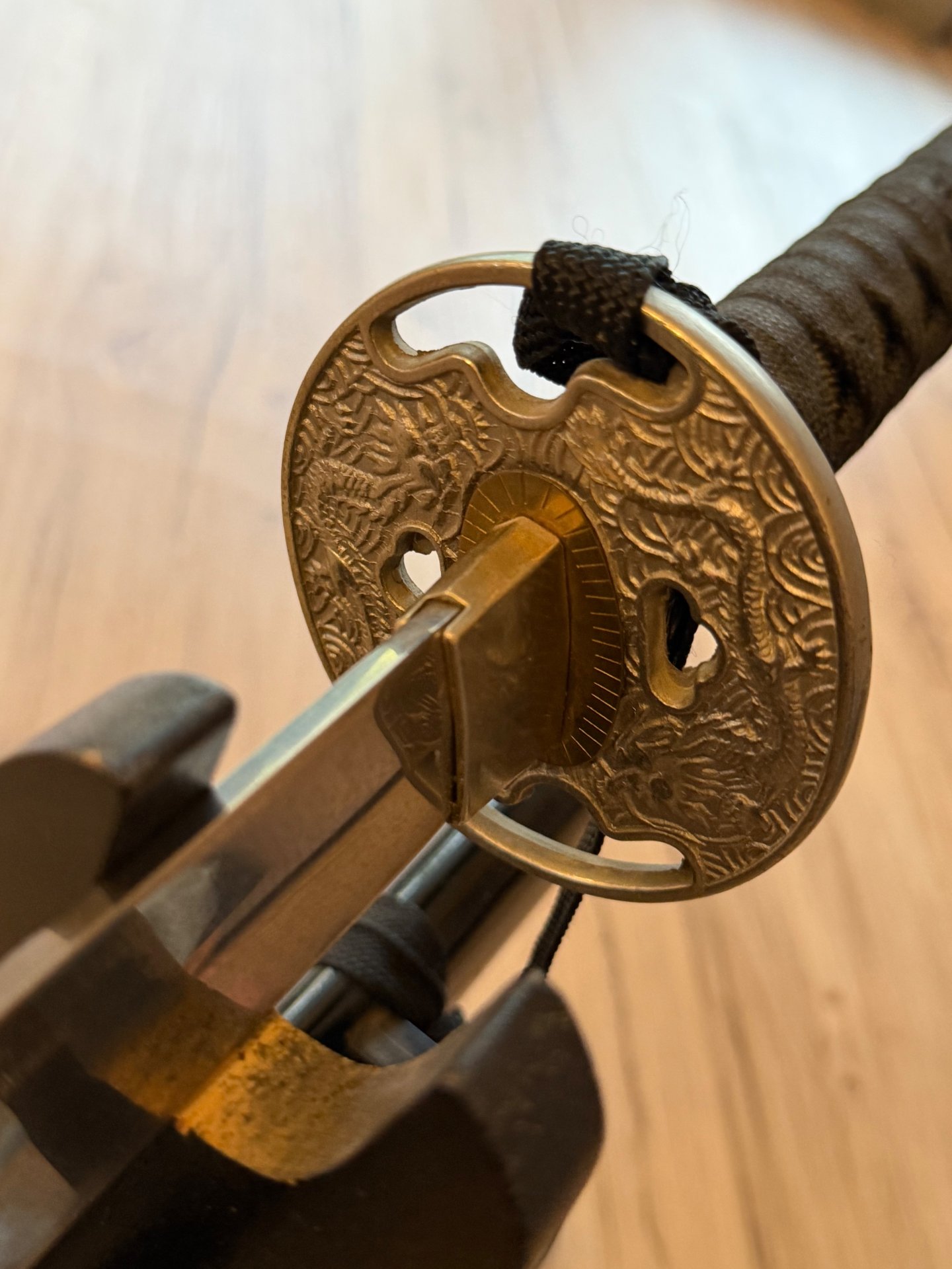 Katana / Samuraischwert mit Drachen-Motiv & Ständer – Dekowaffe (Taiwan 440er) – Bild 6