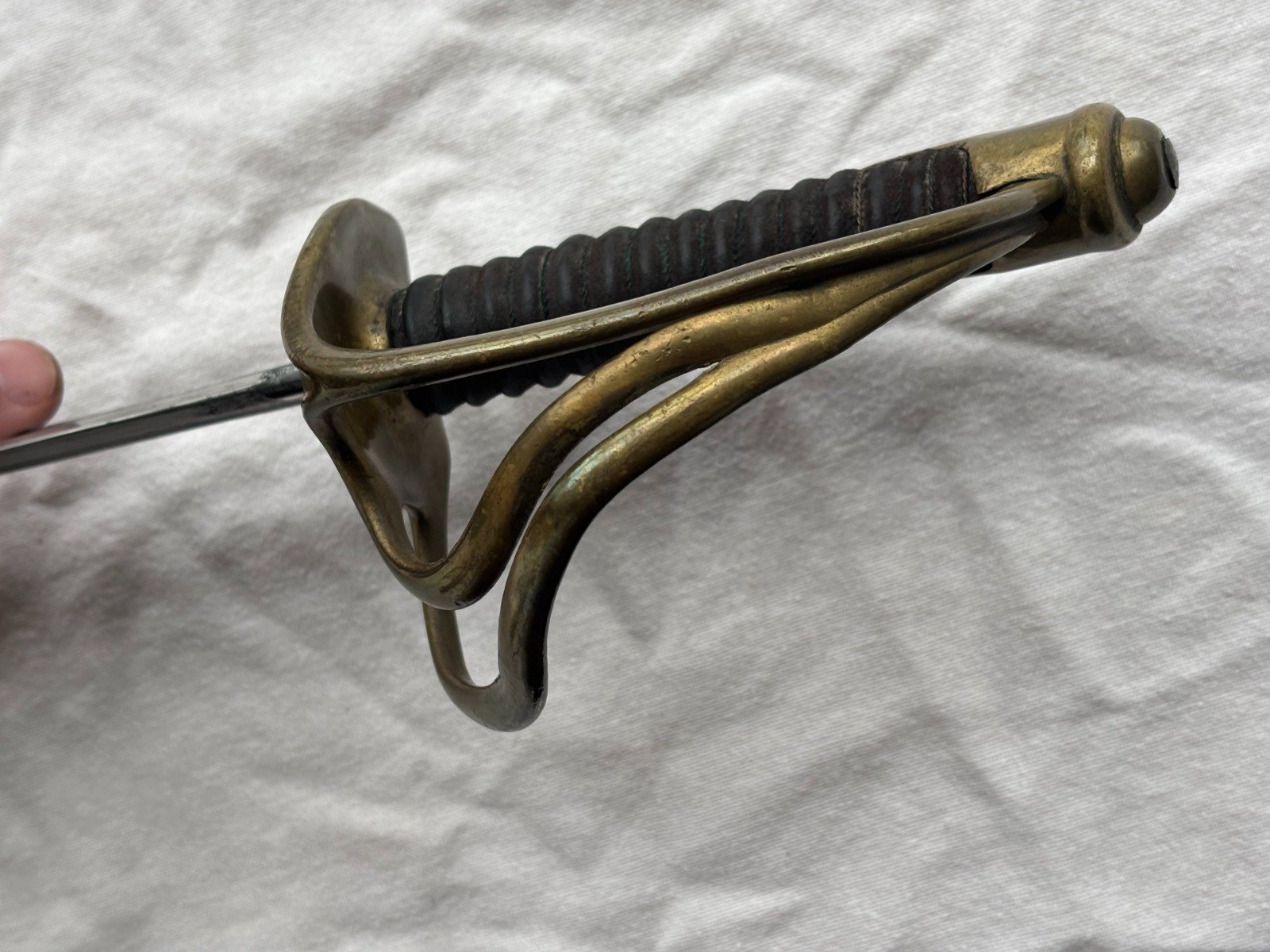 Pallasch mit Messing Gefäß Holz Leder Griff magnetisch. Viele Punzen an der Klinge. Metall Scheide. – Bild 4